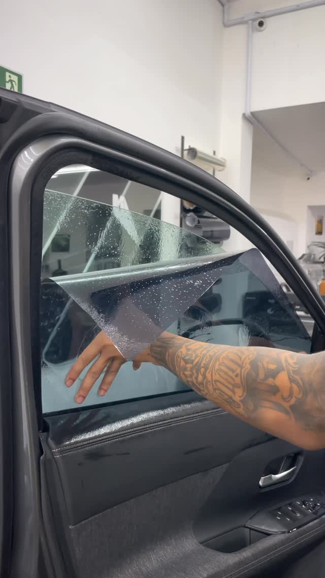 Instalação de película automotiva no vidro lateral