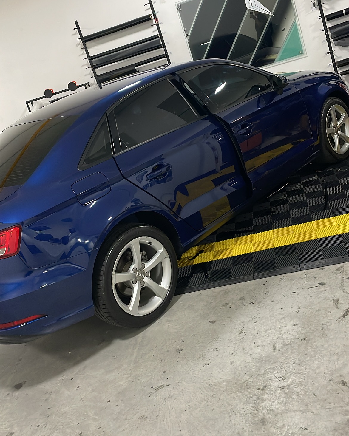 Audi azul com película automotiva aplicada