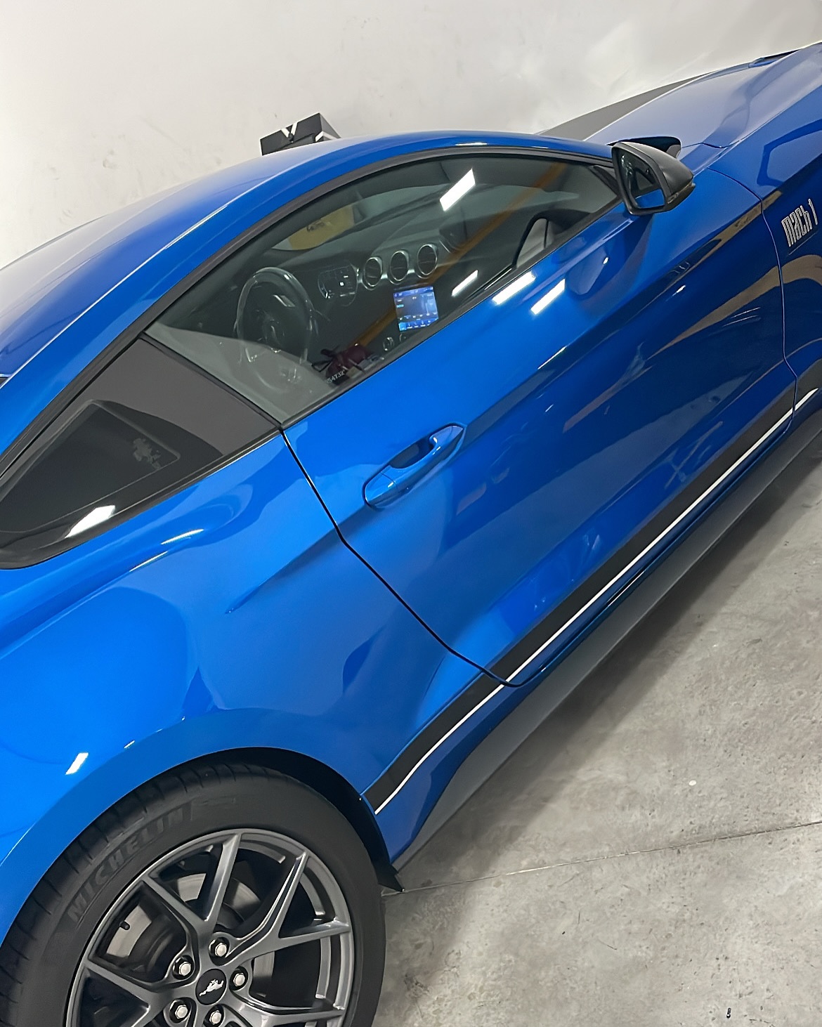 Mustang azul com película automotiva aplicada