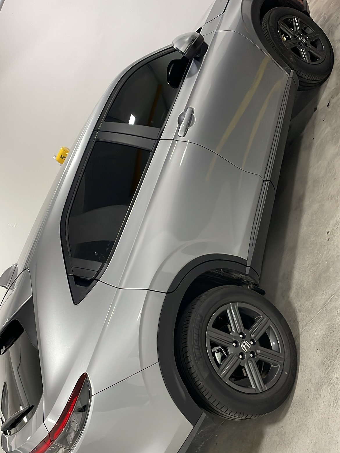 SUV cinza com película automotiva aplicada