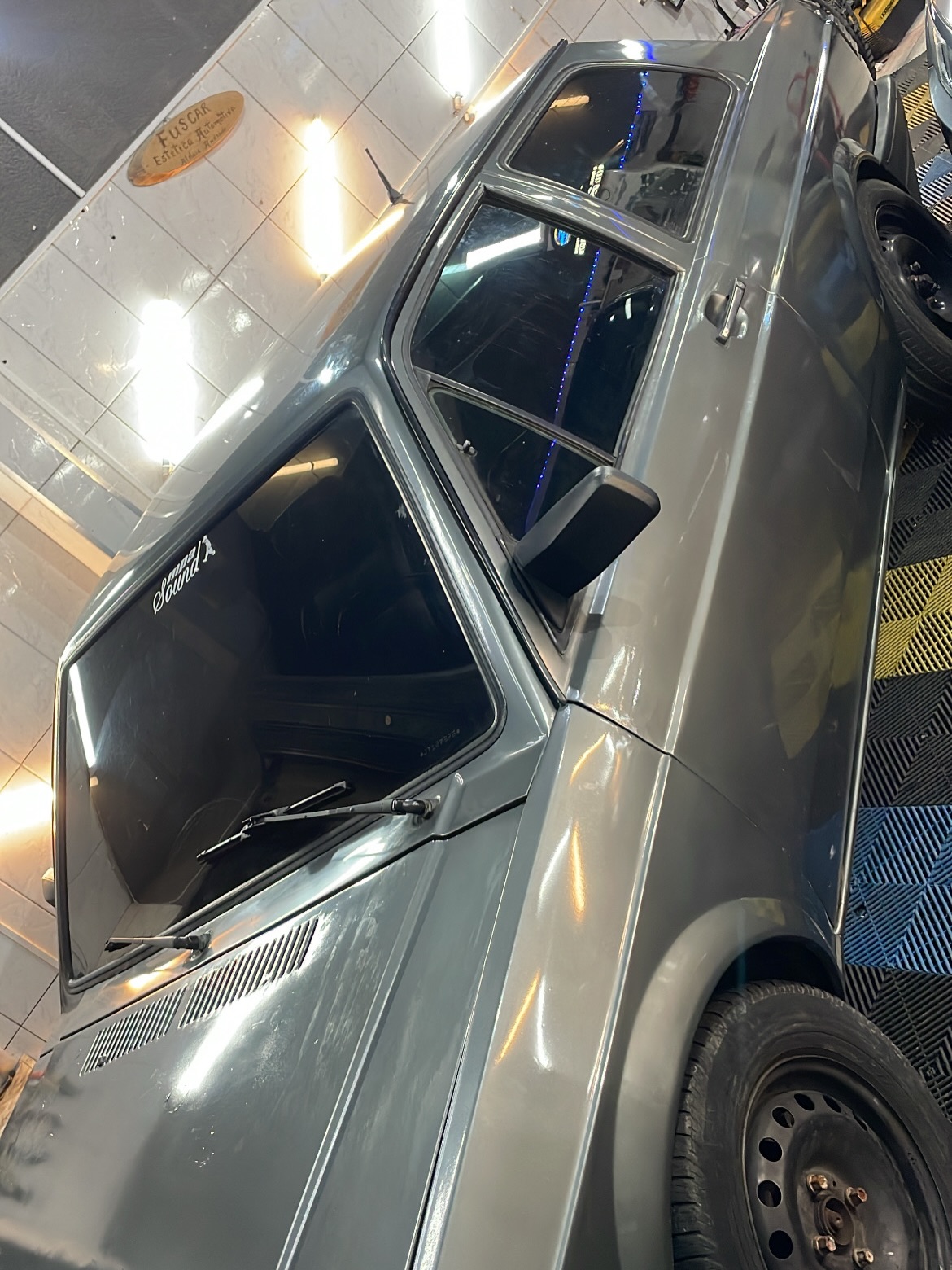 Volkswagen clássico com película automotiva aplicada